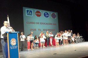 El alcalde con los premiados en el concurso de dibujo sobre seguridad vial.