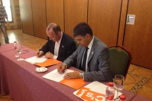 Firma del documento de Ciudadanos por parte del PP.