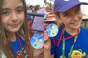 Las alumnas Andrea Fernández y María Álvarez con sus medallas.