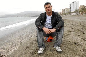 Donaire en la misma playa donde empezó a triunfar con su Almería al fondo.