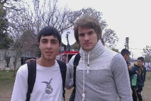Sebastián Dubarbier, con un joven aficionado argentino.
