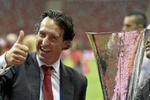Unai Emery celebrando su último título.