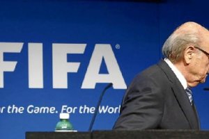 Blatter se marcha derrotado de la FIFA.