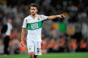 Coro, jugador del Elche, parece señalar el camino de Segunda.