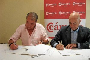 Chopera y Martínez en el momento de la firma.