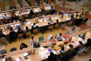 Estudiantes en la biblioteca de la Universidad de Almería.
