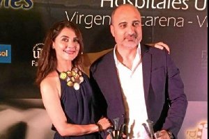 Juan Jesús Gómez junto a la actriz Ana Fernández. 