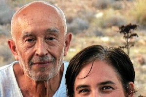 Ada Colau junto a su padre Ramón en una imagen del pasado verano en La Isleta