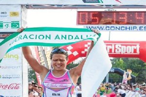 La campeona cortando la cinta en la linea de meta.