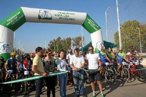 El alcalde de Pulpí cortando la cinta en presencia de la diputada de Deportes.