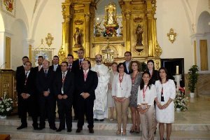 La Virgen y destacados fieles debajo