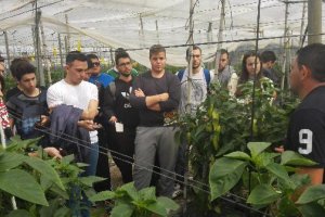 Dos de las doce alumnas del centro en una visita de prácticas