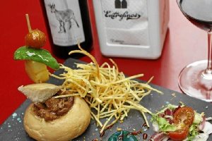 La hostelería  es uno de los sectores que más empleo demanda en verano.