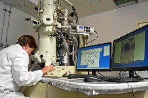 Imagen del microscopio electrónico de transmisión en la Universidad de Almería.