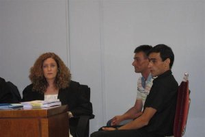 En segundo término,tras el asesino, el acusado para el que se ha ordenado prisión.