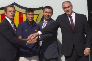 Neymar posa con Rosell, Bartomeu y Zubizarreta el día de su presentación.