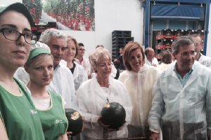 La consejera durante la visita a las instalaciones del Grupo Caparrós.