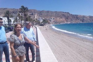 La concejal Francisca Toresano visitó ayer la playa del 501, en Aguadulce.