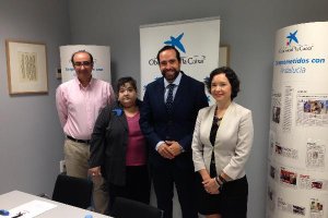 Josefa Rodríguez y Jesús Vega, de ALAL, y Obra Social de la Caixa después del convenio.