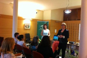 Francisca Serrano y Pilar Barroso dan una charla sobre salud en la mujer.