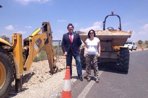 Alcalde y la concejala de Urbanismo en los primeras obras para la llegada del gas