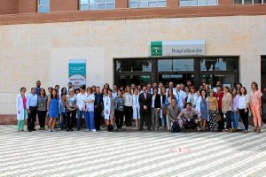 Especialistas y autoridades en en la puerta del Hospital de Poniente.