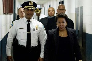 La fiscal Lynch acompañada por la Policía.