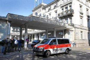 Una furgoneta de la policía delante del hotel.