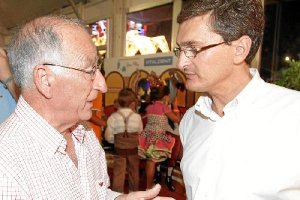 Gabriel Amat (PP) y José Luis Sánchez Teruel (PSOE) en una conversación privada