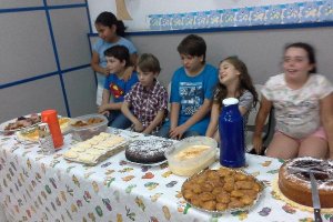 Niños delante de una merienda saludable en el Almería Centro.