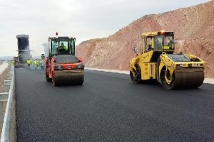 Maquinaria en el tramo realizando los últimos trabajos antes de su apertura al tráfico