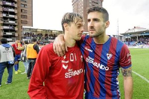 Los jugadores del Eibar hundidos tras el descenso.
