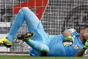 Diego Alves se lesionó en una jugada en la que hizo penalti a Michel.