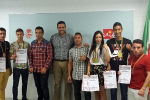 El concejal Juanjo Alonso con los deportistas.