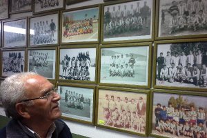 Paco Pomedio mirando sus fotos.