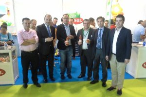 Un brindis por el éxito futuro de las ferias agrícolas almerienses en el stand de Vicasol. 