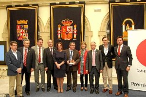 La ministra con los asistentes a la ceremonia de entrea