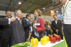 La ministra, en su recorrido por los stands de InfoAgro