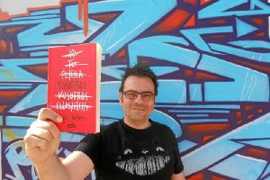 Raúl Quinto, afincado desde hace muchos años en Almería, sostiene un ejemplar de ‘Yosotros’, su último libro. 