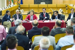 La Ministra durante la reunión con el sector en El Ejido.