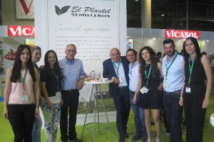 Manuel escudero, gerente de El Plantel, acompañado por su gran equipo profesional.