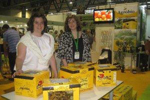 Pilar e Isabel Santorromán, junto a las colmenas de Agrobío.