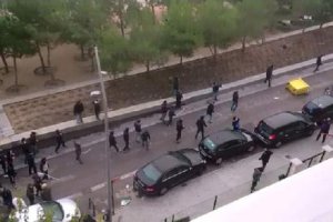 Imagen de los incidentes entre hinchas de Atlético y Deportivo.