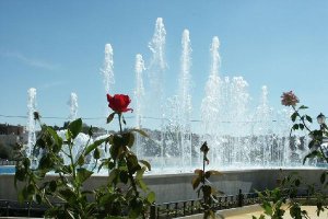 Fuente situada en la Plaza Mayor de Albox y en su paseo que están siendo reparada desde hace unas semanas