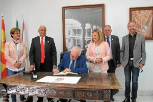 Sánchez Maldonado firma en el libro de honor en su visita a Vélez Blanco.