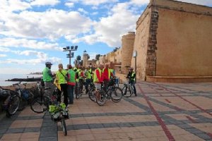 Un grupo de corredores junto al Castillo de Santa Ana.