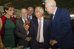El alcalde de Roquetas de Mar junto con otras autoridades en la inauguración.