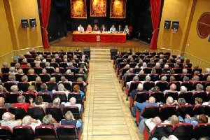 Ciudadanos británicos en un acto para regularizar las viviendas fuera de ordenación