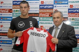 Álvaro Negredo en su puesta de largo como jugador del Almería.