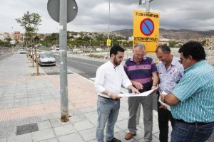 El concejal Carlos Sánchez, con la reorganización del mercadillo de los viernes.
